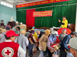 Các sư thầy đang an ủi những người dân vừa mất nhà cửa