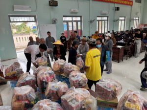  Cảnh tượng phân phát nhu yếu phẩm cho người dân lũ lụt Phú Yên