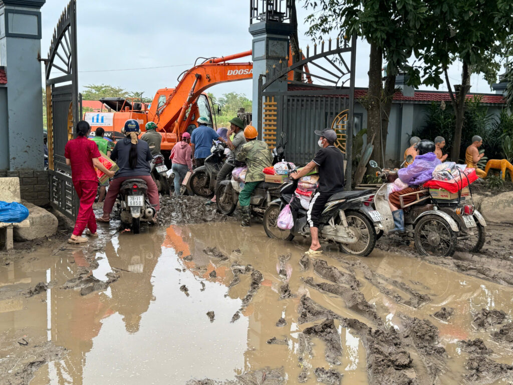 Ánh Dương Care phối hợp cứu trợ lũ lụt Phú Yên ( cũ)