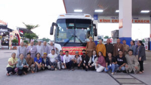 Đại diện Ánh Dương Care và các sư thầy cứu trợ